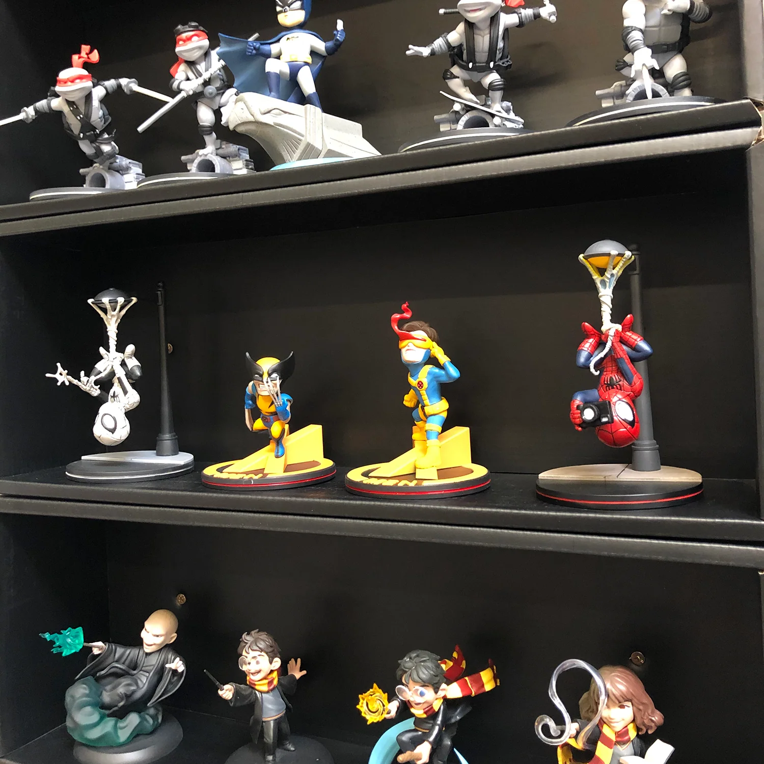 **DISCONTINUED** Q-FIGS - 3 Single Row Display Cases for QMx, Wall Mountable & Stackable Shelf (Cardboard) - Image 9